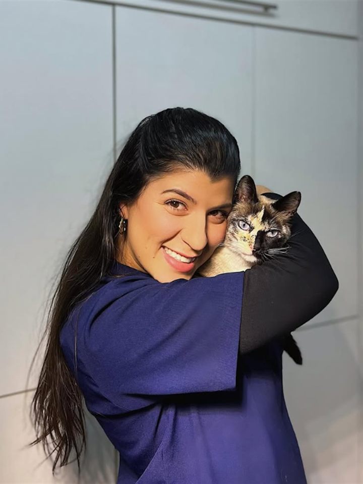 Dra. Najla Assaf, médica-veterinária, em atendimento no consultório